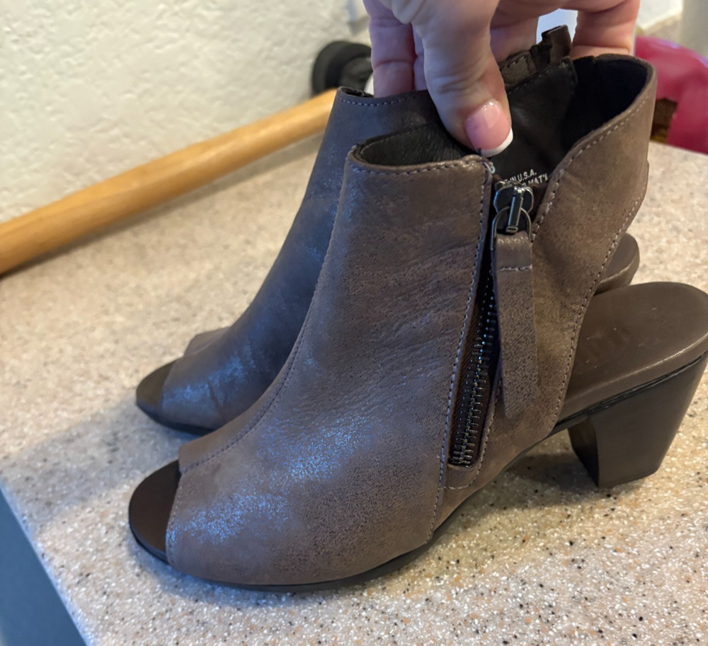Munro Nakita Women's Peep Toe Ankle Bootie Metallic Brown Size 6.5